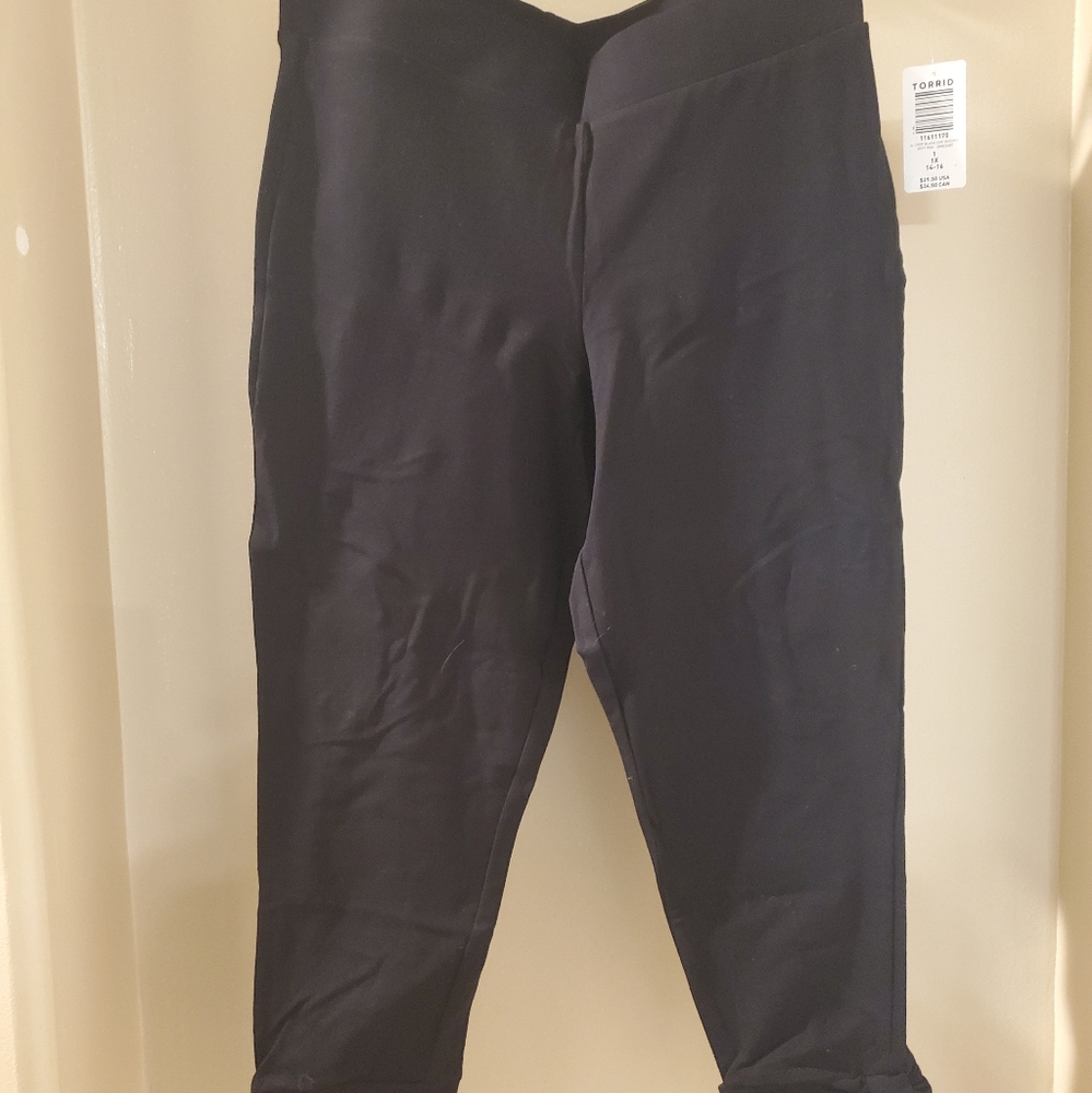 Torrid plus size 1 (14/16) Cropped, cuffed hem, premium legging